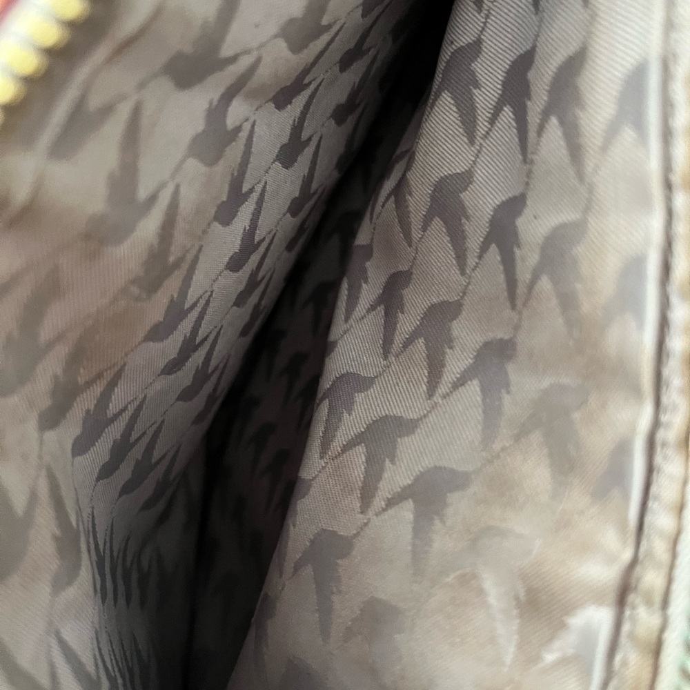 Lo & Sons Pearl crossbody in light grey *SMALL TEAR IN BAG* - Picture 8 of 10